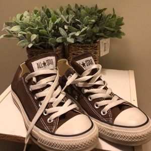 Chuck Taylor low top brown converse.